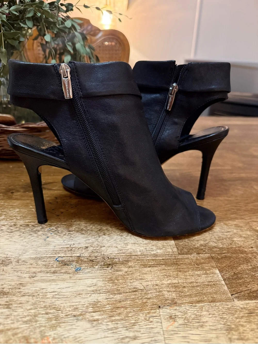 Vince Camuto Womens Black Leather Peep Toe Zipper closure Careeta Heels Size 10